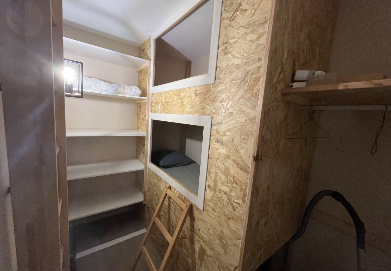Appartement à Fréjus - Vue incroyable sur Port-Fréjus, Cap Hermès, 2/3 pièces, capacité 5/6 personnes, piscine, beau balcon, parking et climatisation pour agréable séjour au soleil et détente