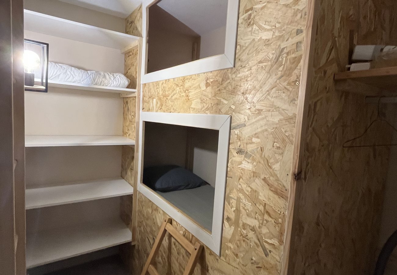 Appartement à Fréjus - Vue incroyable sur Port-Fréjus, Cap Hermès, 2/3 pièces, capacité 5/6 personnes, piscine, beau balcon, parking et climatisation pour agréable séjour au soleil et détente