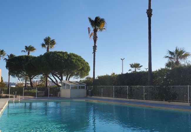 Appartement à Fréjus - Port-Fréjus, Cap Hermès, 2/3 pièces 50m2, 6 couchages, piscine, climatisé, parking, accès direct à la plage, grande terrasse 50m2 pour agréable séjour au soleil, détente et loisirs