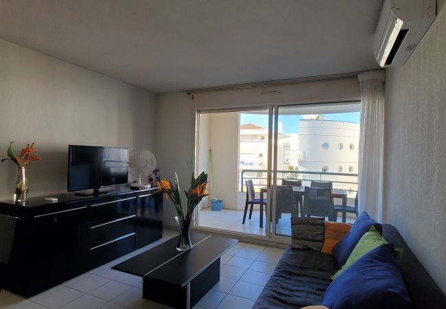 Appartement à Fréjus - Port-Fréjus, Cesaree Borghèse, 2/3 pièces 52m2, 4 couchages, piscine, climatisé, parking, accès proche à la plage, grand balcon pour agréable séjour au soleil, détente et loisirs