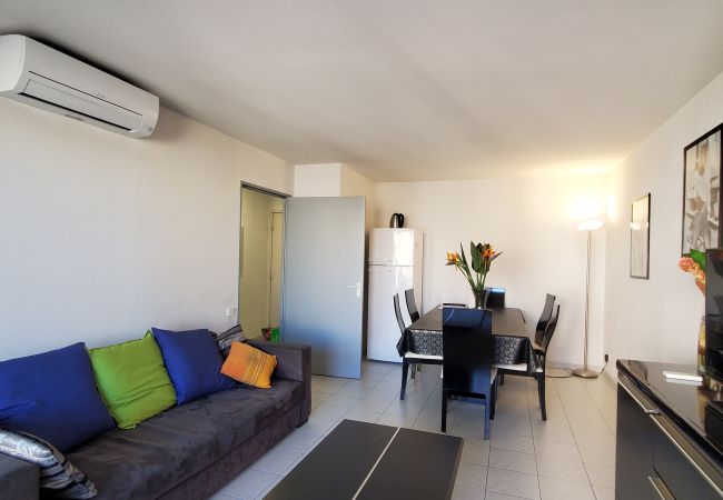 Appartement à Fréjus - Port-Fréjus, Cesaree Borghèse, 2/3 pièces 52m2, 4 couchages, piscine, climatisé, parking, accès proche à la plage, grand balcon pour agréable séjour au soleil, détente et loisirs