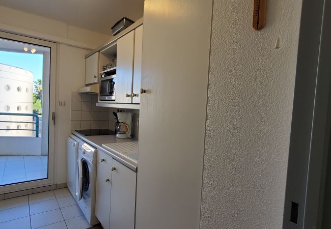 Appartement à Fréjus - Port-Fréjus, Cesaree Borghèse, 2/3 pièces 52m2, 4 couchages, piscine, climatisé, parking, accès proche à la plage, grand balcon pour agréable séjour au soleil, détente et loisirs Appartement à Fréjus - Port-Fréjus, Cesaree Borghèse, 2/3 pièces 52m2, 4 couchages, piscine, climatisé, parking, accès proche à la plage, grand balcon pour agréable séjour au soleil, détente et loisirs