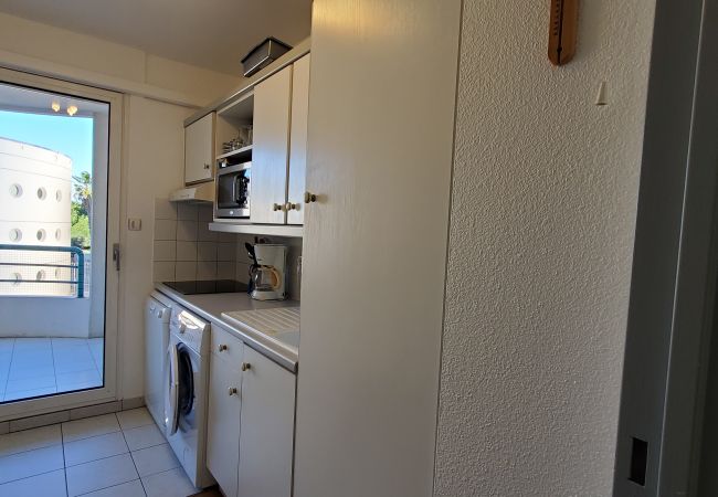 Appartement à Fréjus - Port-Fréjus, Cesaree Borghèse, 2/3 pièces 52m2, 4 couchages, piscine, climatisé, parking, accès proche à la plage, grand balcon pour agréable séjour au soleil, détente et loisirs