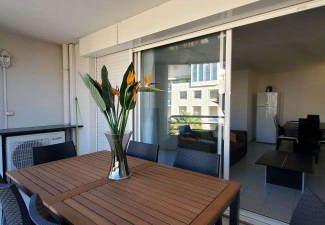 Appartement à Fréjus - Port-Fréjus, Cesaree Borghèse, 2/3 pièces 52m2, 4 couchages, piscine, climatisé, parking, accès proche à la plage, grand balcon pour agréable séjour au soleil, détente et loisirs