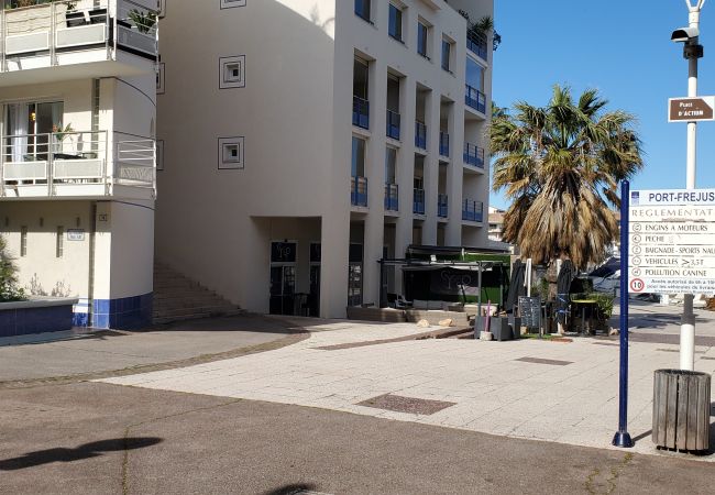Appartement à Fréjus - Port-Fréjus, LE NADIR, sur les quais, Grand 2 pièces 51m2, 4/5 couchages, parking, accès proche aux plages, balcon, pour agréable séjour au soleil, détente et loisirs