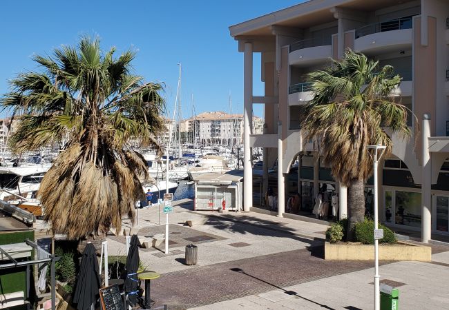  à Fréjus - Port-Fréjus, LE NADIR, sur les quais, Grand 2 pièces 51m2, 4/5 couchages, parking, accès proche aux plages, balcon, pour agréable séjour au soleil, détente et loisirs