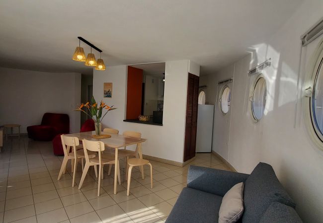 Appartement à Fréjus - Port-Fréjus, LE NADIR, sur les quais, Grand 2 pièces 51m2, 4/5 couchages, parking, accès proche aux plages, balcon, pour agréable séjour au soleil, détente et loisirs