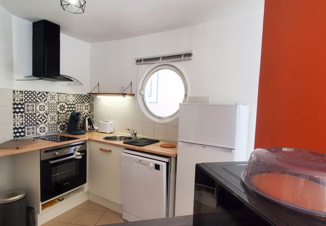 Appartement à Fréjus - Port-Fréjus, LE NADIR, sur les quais, Grand 2 pièces 51m2, 4/5 couchages, parking, accès proche aux plages, balcon, pour agréable séjour au soleil, détente et loisirs