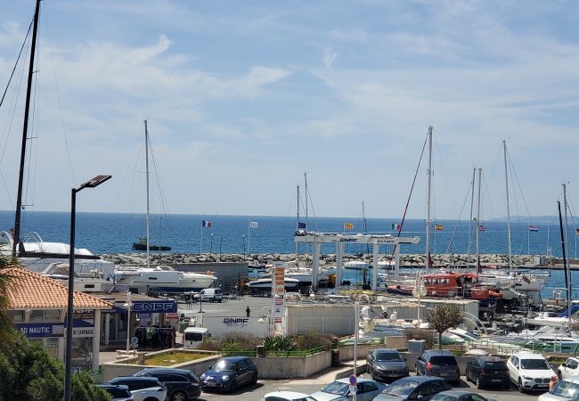 Appartement à Fréjus - LE CAPITOLE, Vue mer, Studio cabine 27m2 les pieds dans l'eau, 2 adultes, 2 enfants, clim et garage Appartement à Fréjus - LE CAPITOLE, Vue mer, Studio cabine 27m2 les pieds dans l'eau, 2 adultes, 2 enfants, clim et garage