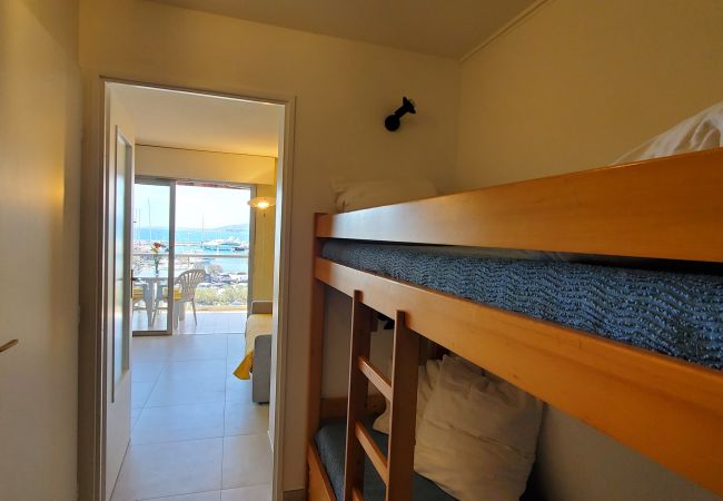 Appartement à Fréjus - LE CAPITOLE, Vue mer, Studio cabine 27m2 les pieds dans l'eau, 2 adultes, 2 enfants, clim et garage Appartement à Fréjus - LE CAPITOLE, Vue mer, Studio cabine 27m2 les pieds dans l'eau, 2 adultes, 2 enfants, clim et garage