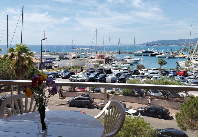 Appartement à Fréjus - LE CAPITOLE, Vue mer, Studio cabine 27m2 les pieds dans l'eau, 2 adultes, 2 enfants, clim et garage Appartement à Fréjus - LE CAPITOLE, Vue mer, Studio cabine 27m2 les pieds dans l'eau, 2 adultes, 2 enfants, clim et garage