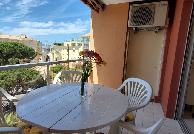 Appartement à Fréjus - LE CAPITOLE, Vue mer, Studio cabine 27m2 les pieds dans l'eau, 2 adultes, 2 enfants, clim et garage Appartement à Fréjus - LE CAPITOLE, Vue mer, Studio cabine 27m2 les pieds dans l'eau, 2 adultes, 2 enfants, clim et garage