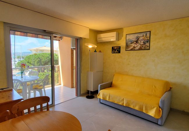 Appartement à Fréjus - LE CAPITOLE, Vue mer, Studio cabine 27m2 les pieds dans l'eau, 2 adultes, 2 enfants, clim et garage Appartement à Fréjus - LE CAPITOLE, Vue mer, Studio cabine 27m2 les pieds dans l'eau, 2 adultes, 2 enfants, clim et garage