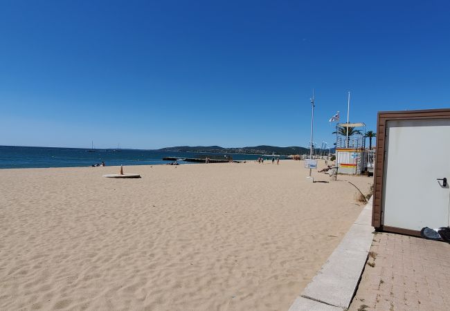 Appartement à Fréjus - Fréjus-Plage, 110m2, 3 chambres, 6 personnes, face mer, clim et garage double Appartement à Fréjus - Fréjus-Plage, 110m2, 3 chambres, 6 personnes, face mer, clim et garage double