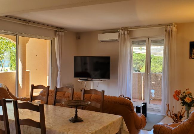 Appartement à Fréjus - Fréjus-Plage, 110m2, 3 chambres, 6 personnes, face mer, clim et garage double Appartement à Fréjus - Fréjus-Plage, 110m2, 3 chambres, 6 personnes, face mer, clim et garage double
