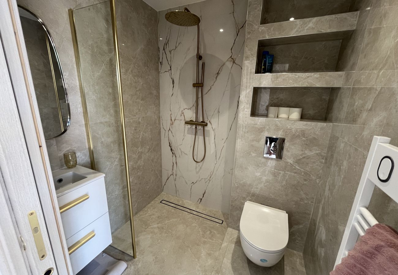 Villa à Fréjus - Villa neuve de 240m2, pestations luxe, piscine, 4 suites, grand confort, 10 mn des plages exceptionnel