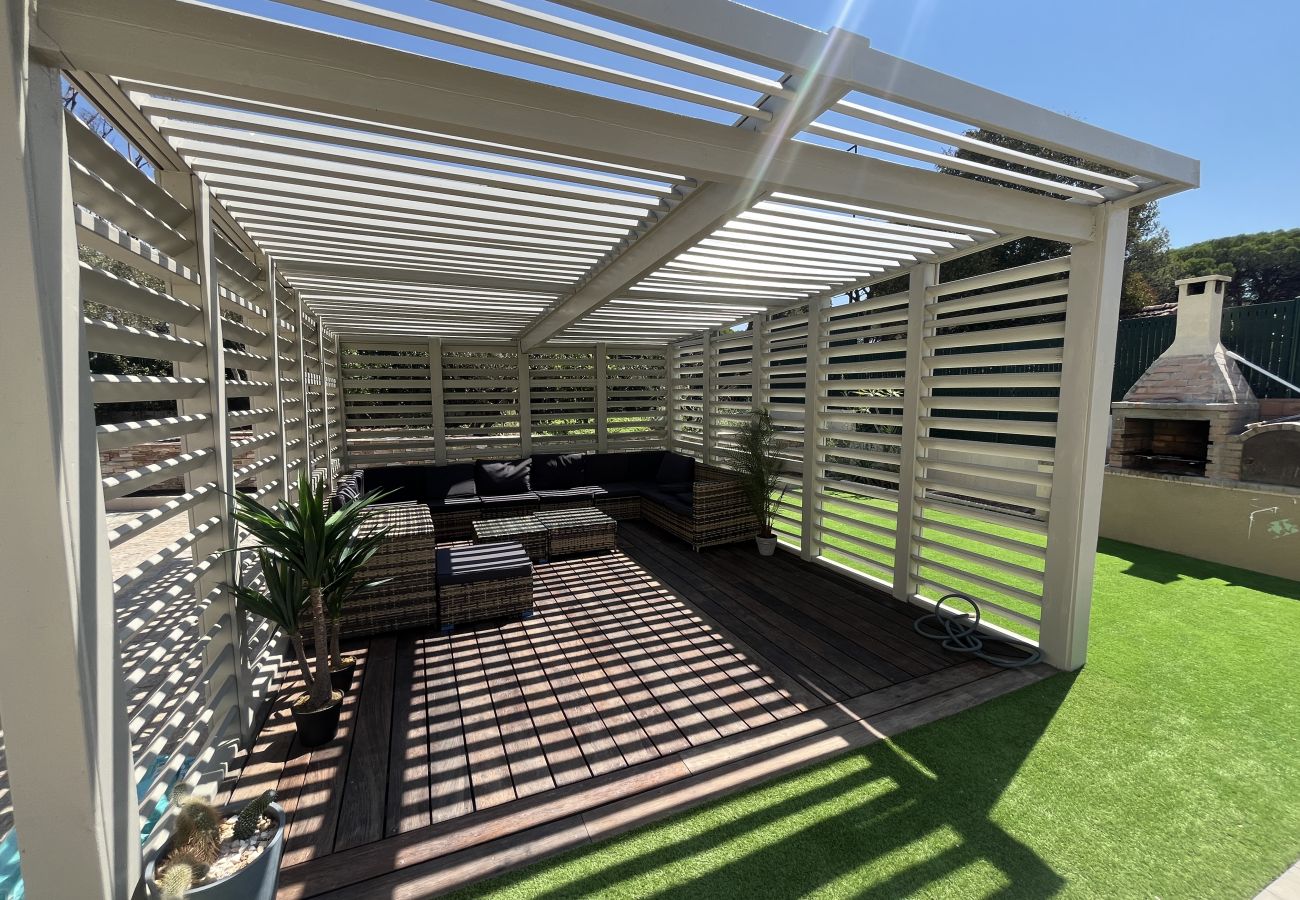 Villa à Fréjus - Villa neuve de 240m2, pestations luxe, piscine, 4 suites, grand confort, 10 mn des plages exceptionnel