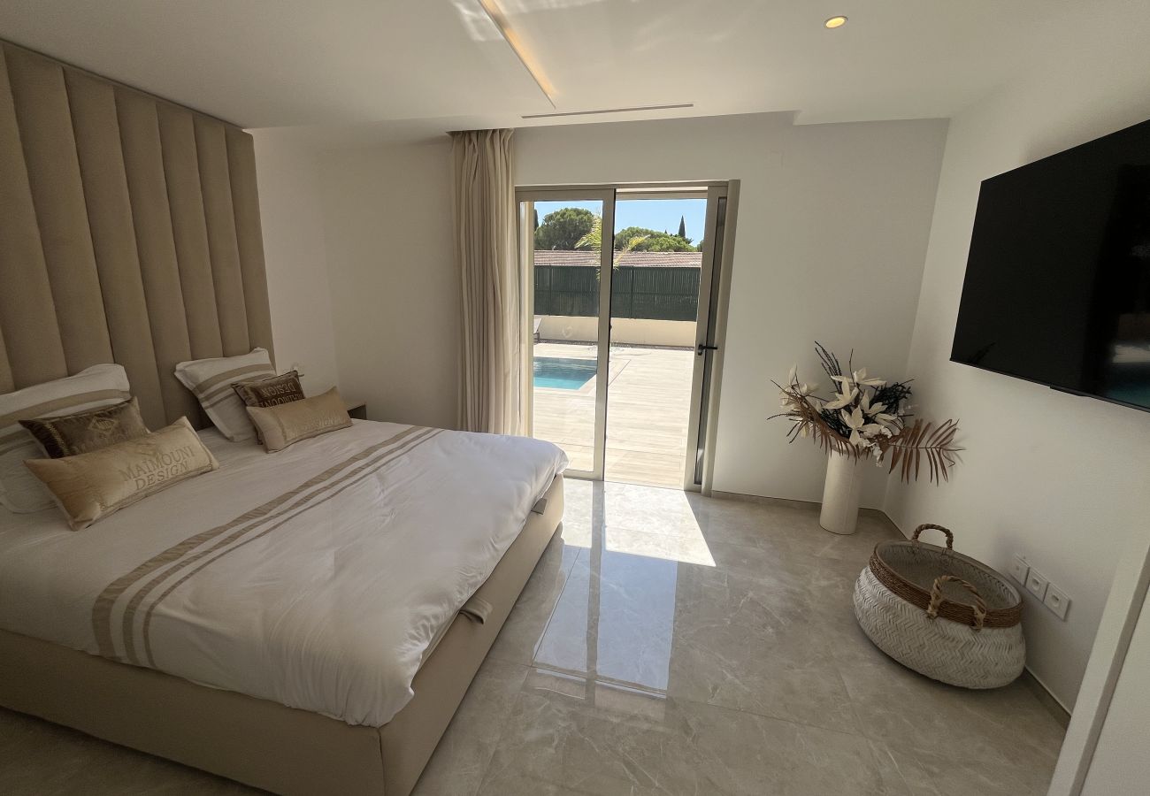 Villa à Fréjus - Villa neuve de 240m2, pestations luxe, piscine, 4 suites, grand confort, 10 mn des plages exceptionnel