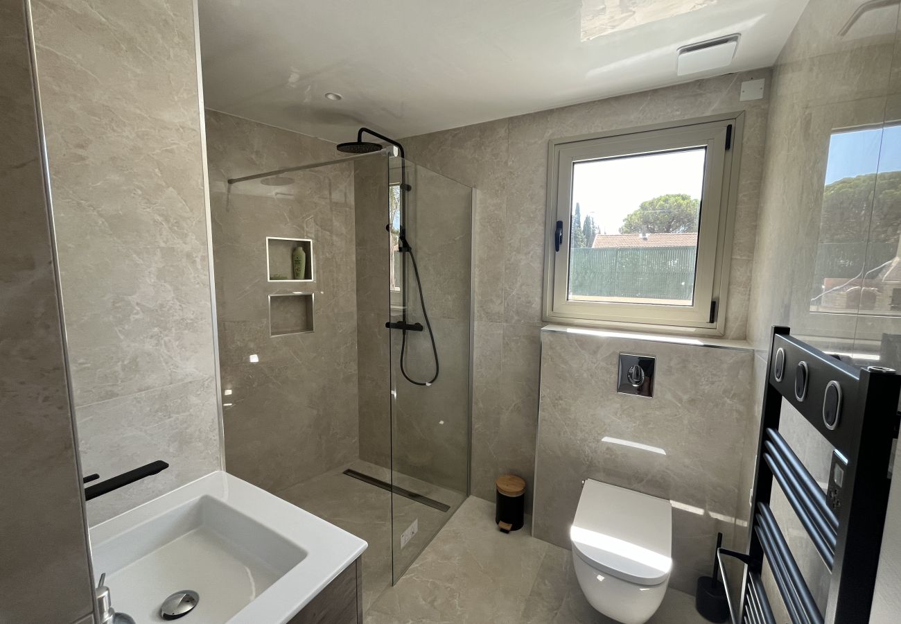 Villa à Fréjus - Villa neuve de 240m2, pestations luxe, piscine, 4 suites, grand confort, 10 mn des plages exceptionnel