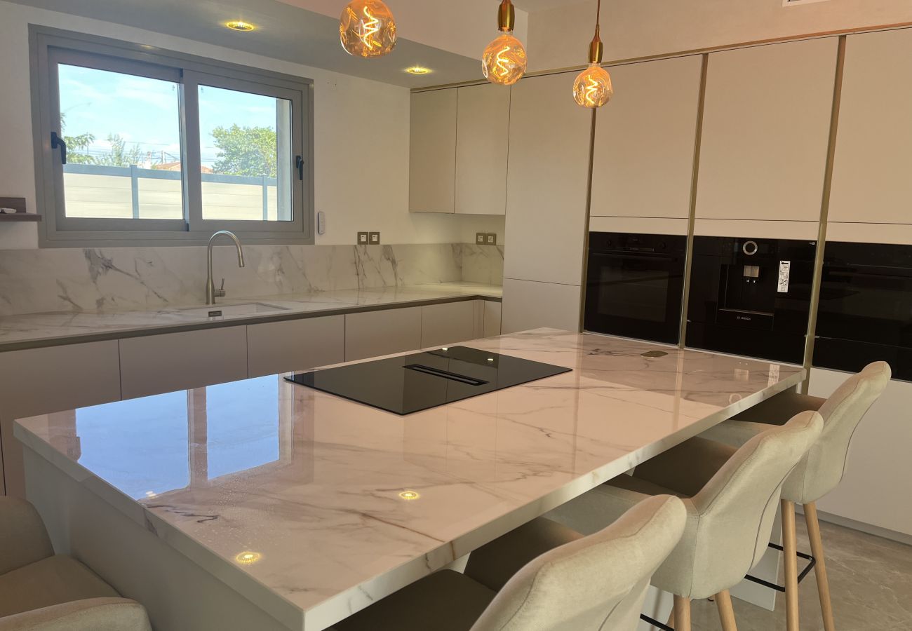 Villa à Fréjus - Villa neuve de 240m2, pestations luxe, piscine, 4 suites, grand confort, 10 mn des plages exceptionnel