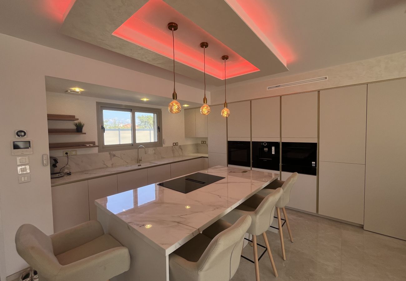 Villa à Fréjus - Villa neuve de 240m2, pestations luxe, piscine, 4 suites, grand confort, 10 mn des plages exceptionnel