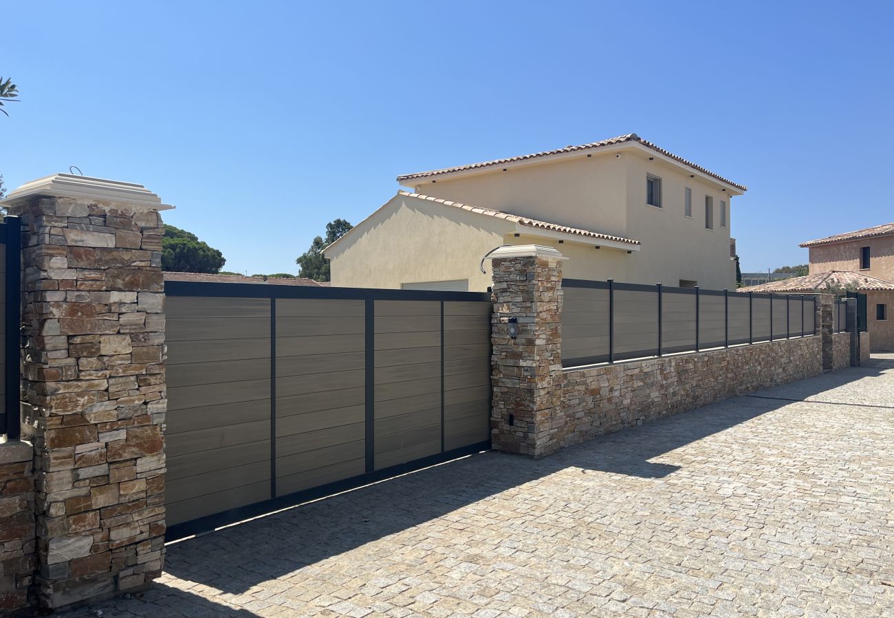 Villa à Fréjus - Villa neuve de 240m2, pestations luxe, piscine, 4 suites, grand confort, 10 mn des plages exceptionnel