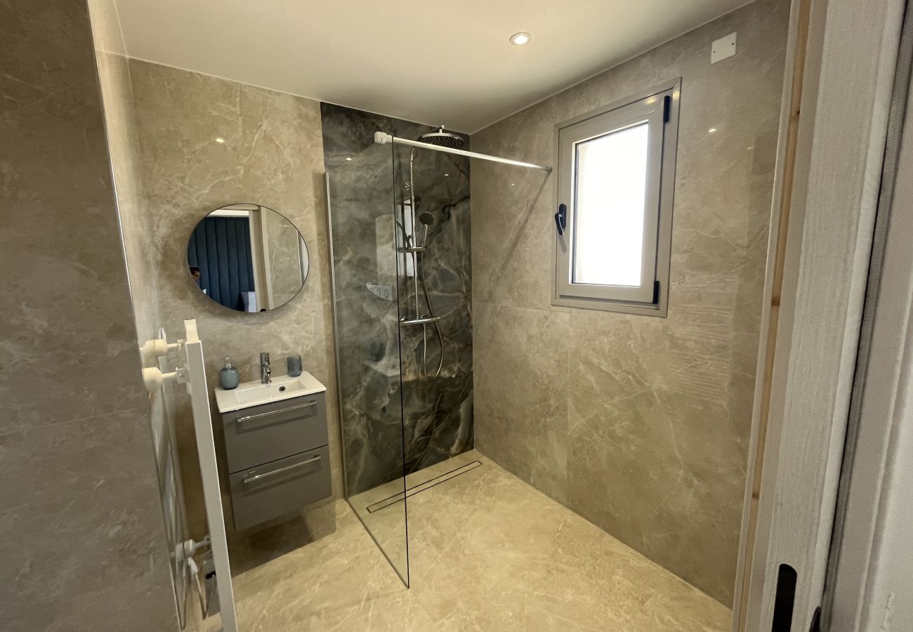 Villa à Fréjus - Villa neuve de 240m2, pestations luxe, piscine, 4 suites, grand confort, 10 mn des plages exceptionnel