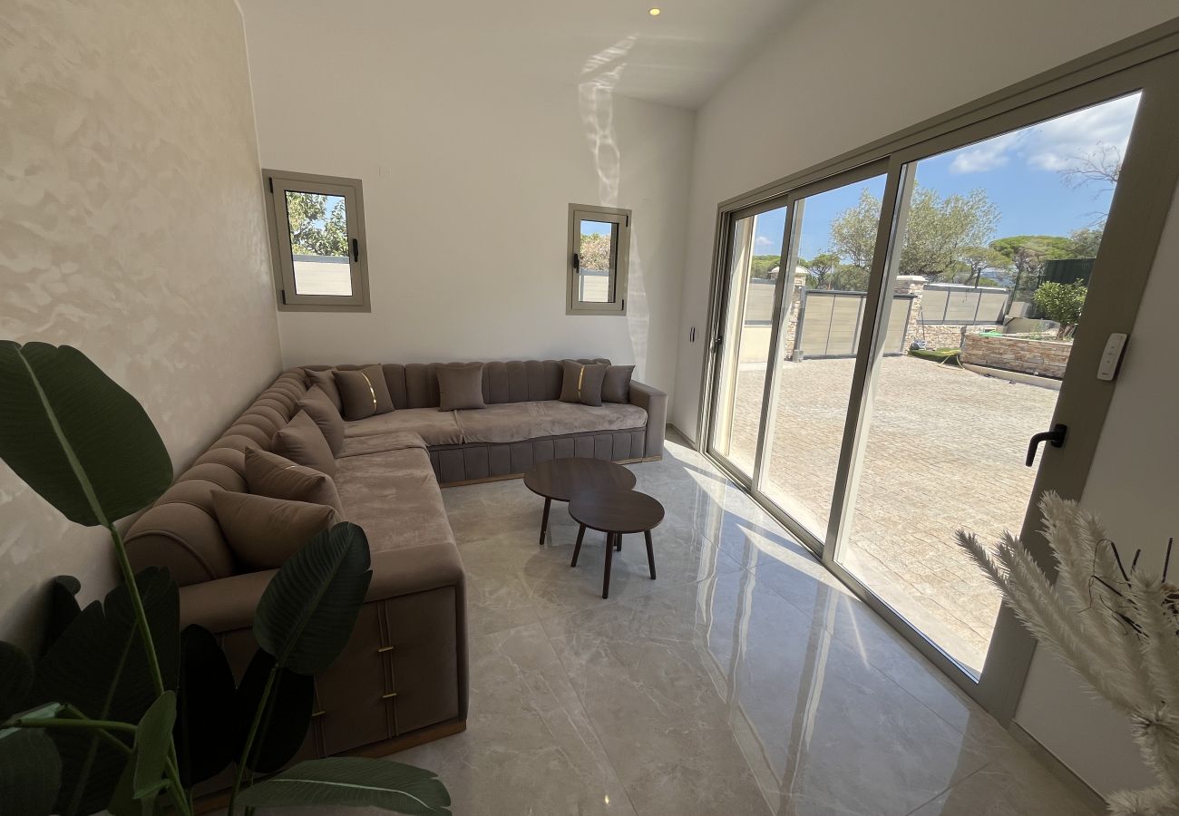 Villa à Fréjus - Villa neuve de 240m2, pestations luxe, piscine, 4 suites, grand confort, 10 mn des plages exceptionnel