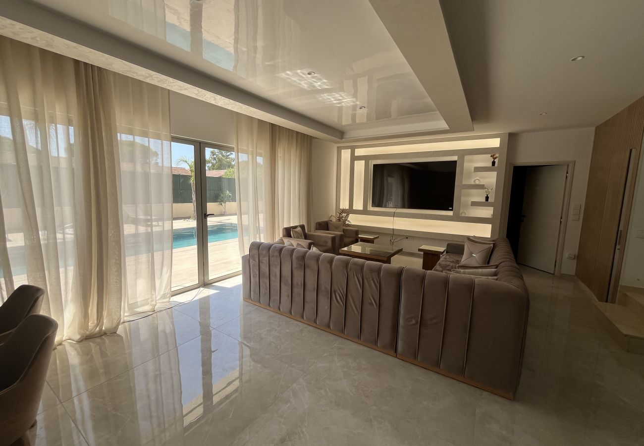 Villa à Fréjus - Villa neuve de 240m2, pestations luxe, piscine, 4 suites, grand confort, 10 mn des plages exceptionnel