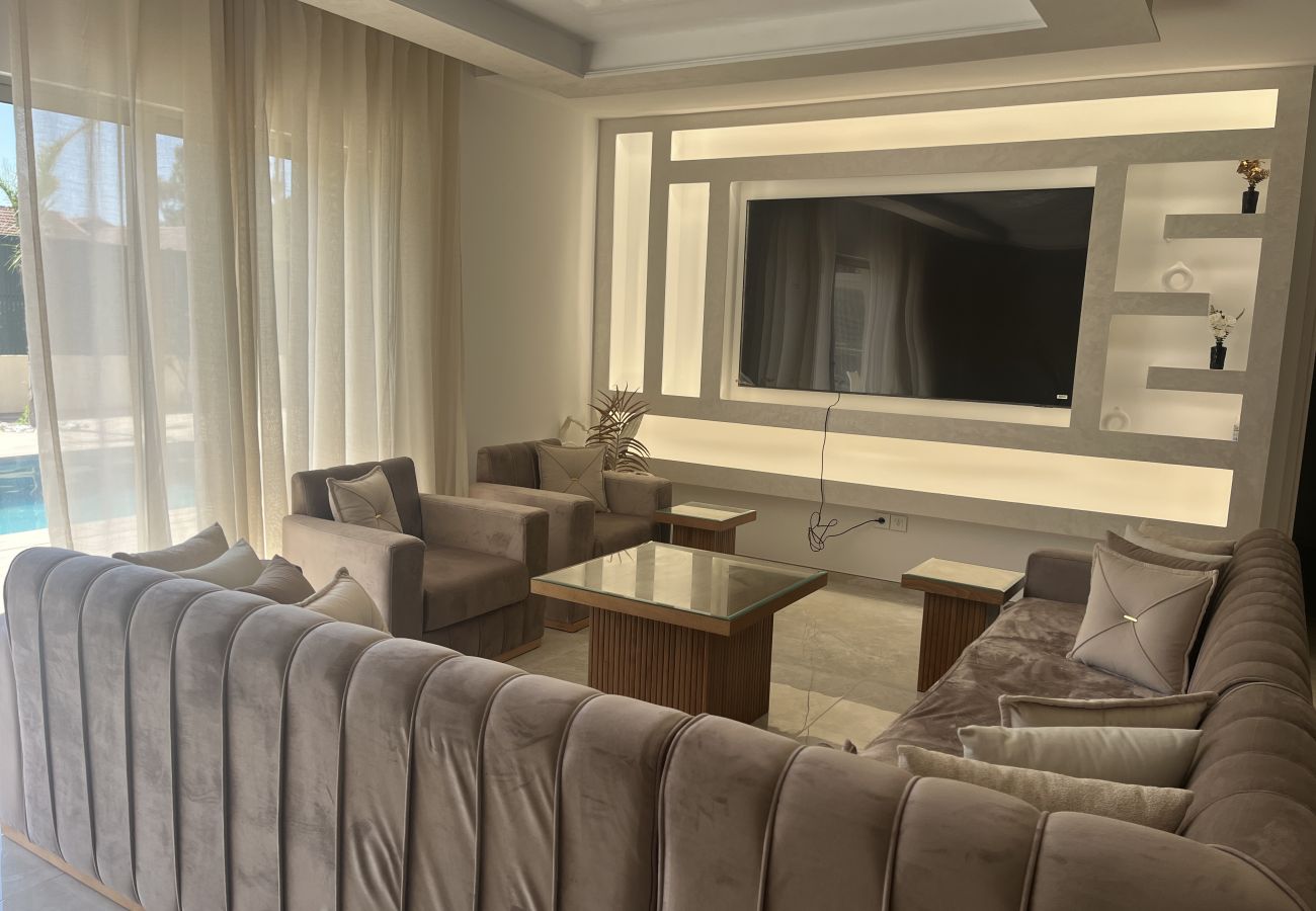 Villa à Fréjus - Villa neuve de 240m2, pestations luxe, piscine, 4 suites, grand confort, 10 mn des plages exceptionnel