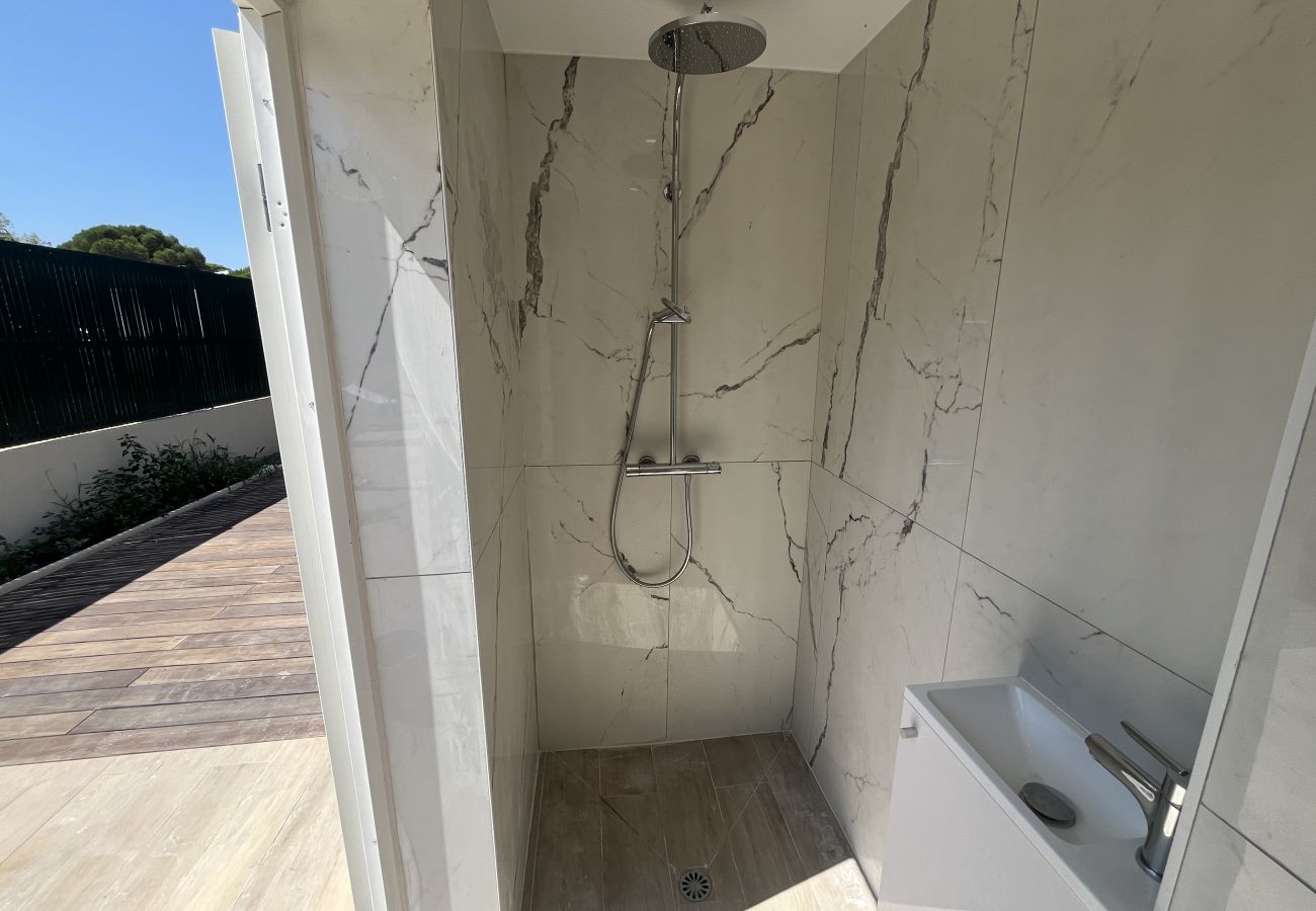 Villa à Fréjus - Villa neuve de 240m2, pestations luxe, piscine, 4 suites, grand confort, 10 mn des plages exceptionnel