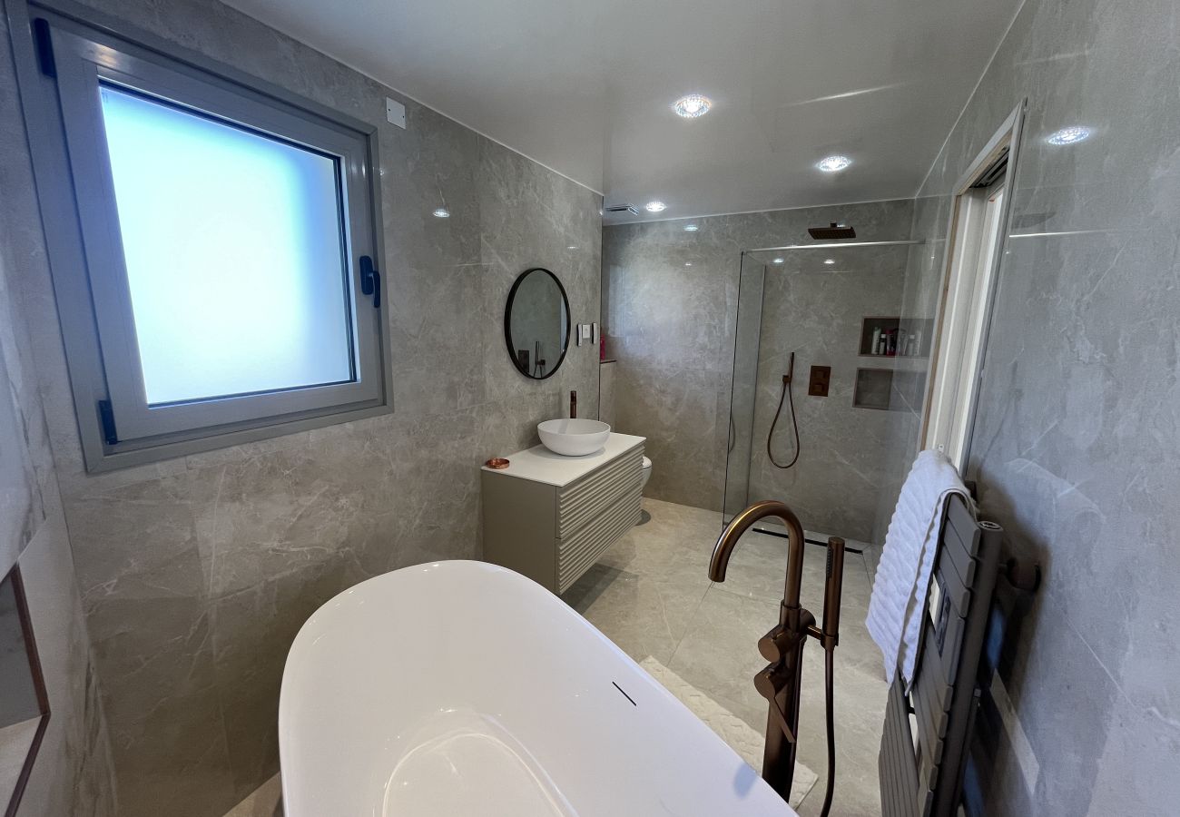 Villa à Fréjus - Villa neuve de 240m2, pestations luxe, piscine, 4 suites, grand confort, 10 mn des plages exceptionnel