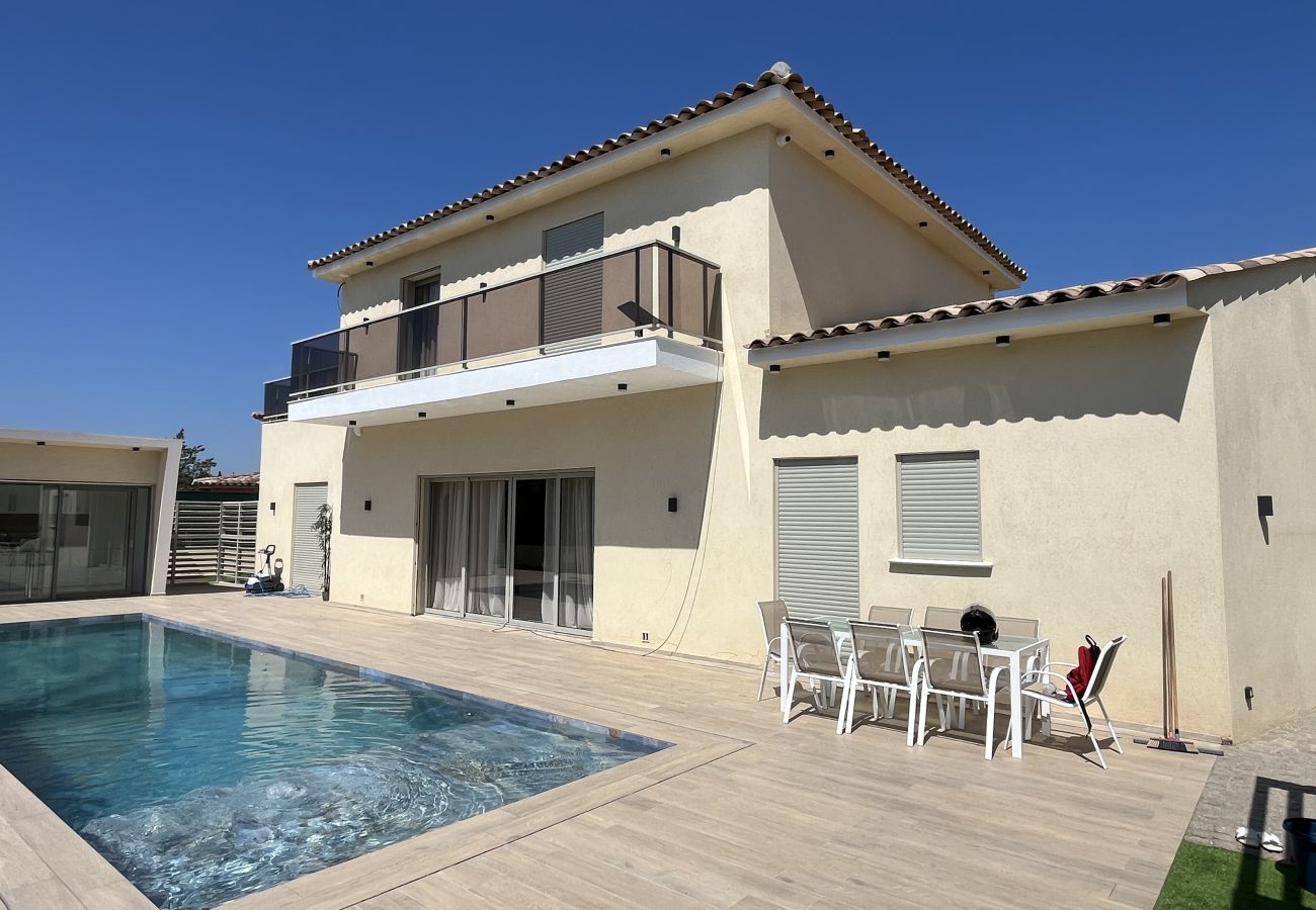 Villa à Fréjus - Villa neuve de 240m2, pestations luxe, piscine, 4 suites, grand confort, 10 mn des plages exceptionnel