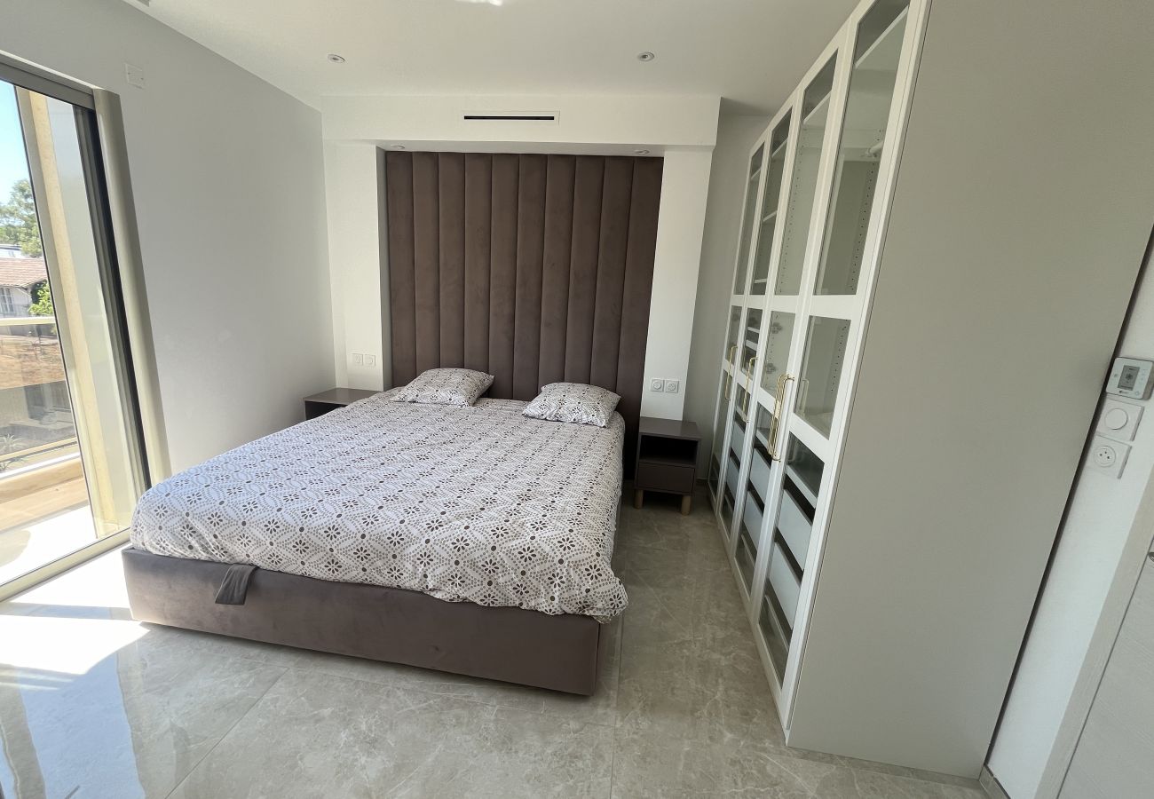 Villa à Fréjus - Villa neuve de 240m2, pestations luxe, piscine, 4 suites, grand confort, 10 mn des plages exceptionnel