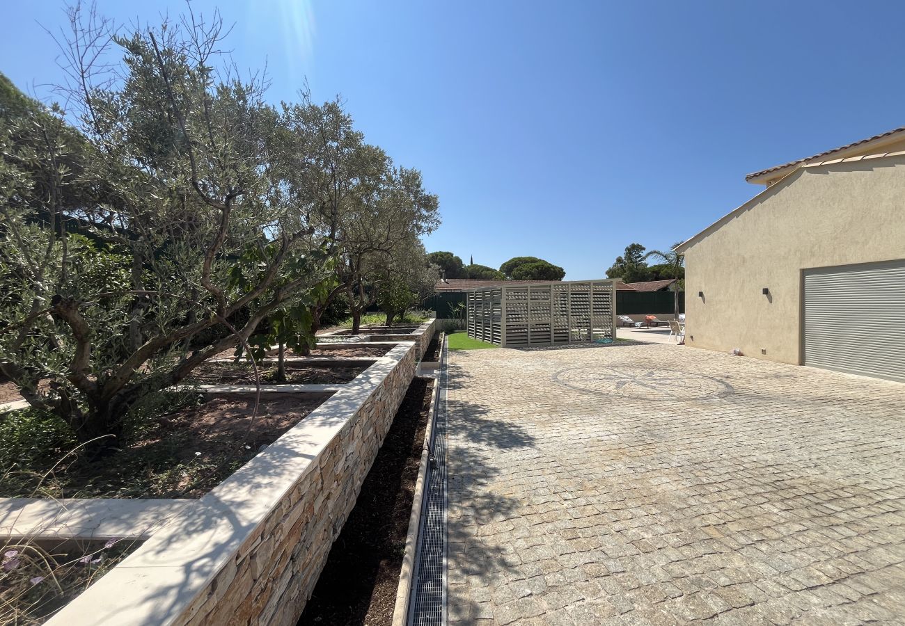 Villa à Fréjus - Villa neuve de 240m2, pestations luxe, piscine, 4 suites, grand confort, 10 mn des plages exceptionnel
