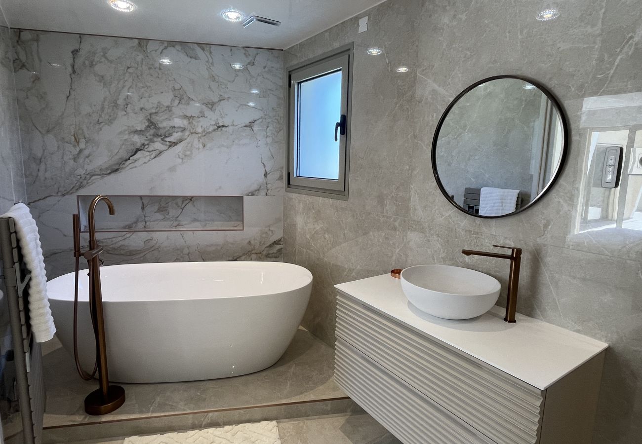 Villa à Fréjus - Villa neuve de 240m2, pestations luxe, piscine, 4 suites, grand confort, 10 mn des plages exceptionnel