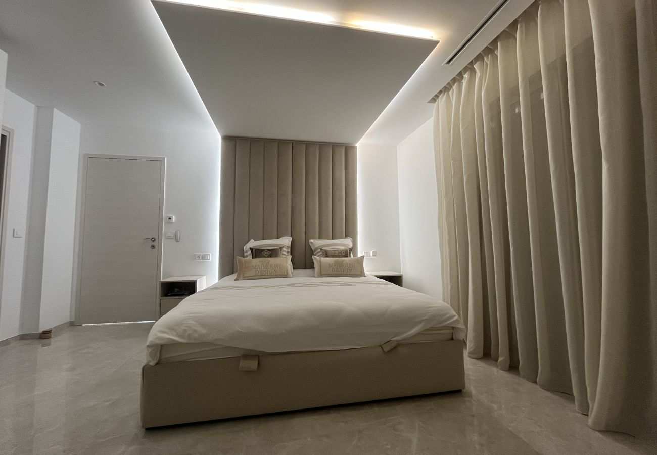 Villa à Fréjus - Villa neuve de 240m2, pestations luxe, piscine, 4 suites, grand confort, 10 mn des plages exceptionnel