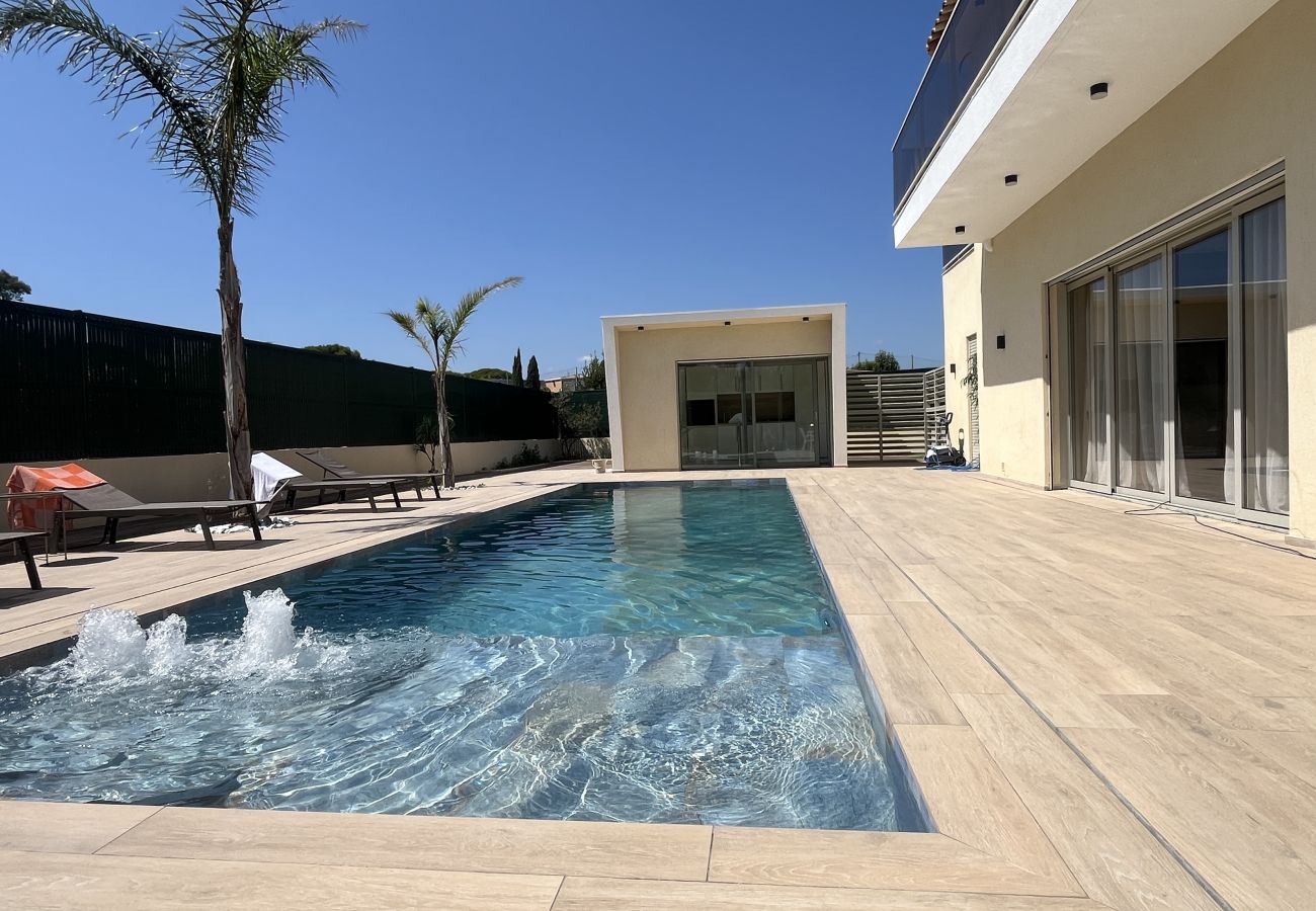 Villa à Fréjus - Villa neuve de 240m2, pestations luxe, piscine, 4 suites, grand confort, 10 mn des plages exceptionnel