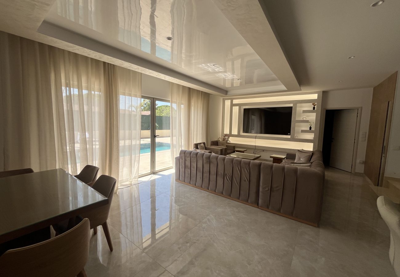 Villa à Fréjus - Villa neuve de 240m2, pestations luxe, piscine, 4 suites, grand confort, 10 mn des plages exceptionnel