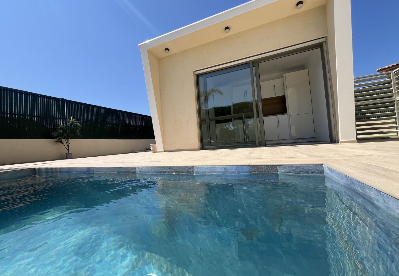 Villa à Fréjus - Villa neuve de 240m2, pestations luxe, piscine, 4 suites, grand confort, 10 mn des plages exceptionnel