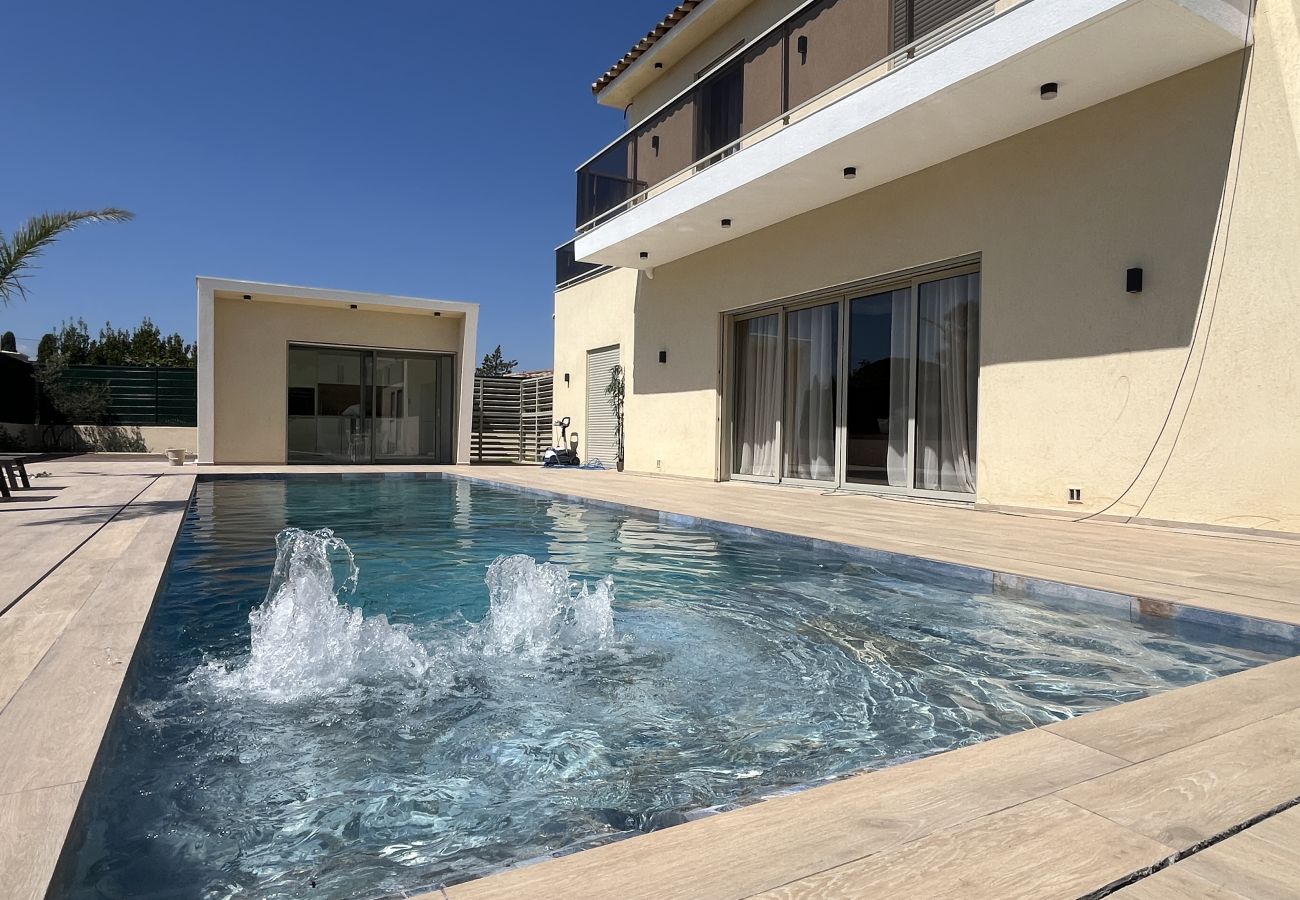 Villa à Fréjus - Villa neuve de 240m2, pestations luxe, piscine, 4 suites, grand confort, 10 mn des plages exceptionnel