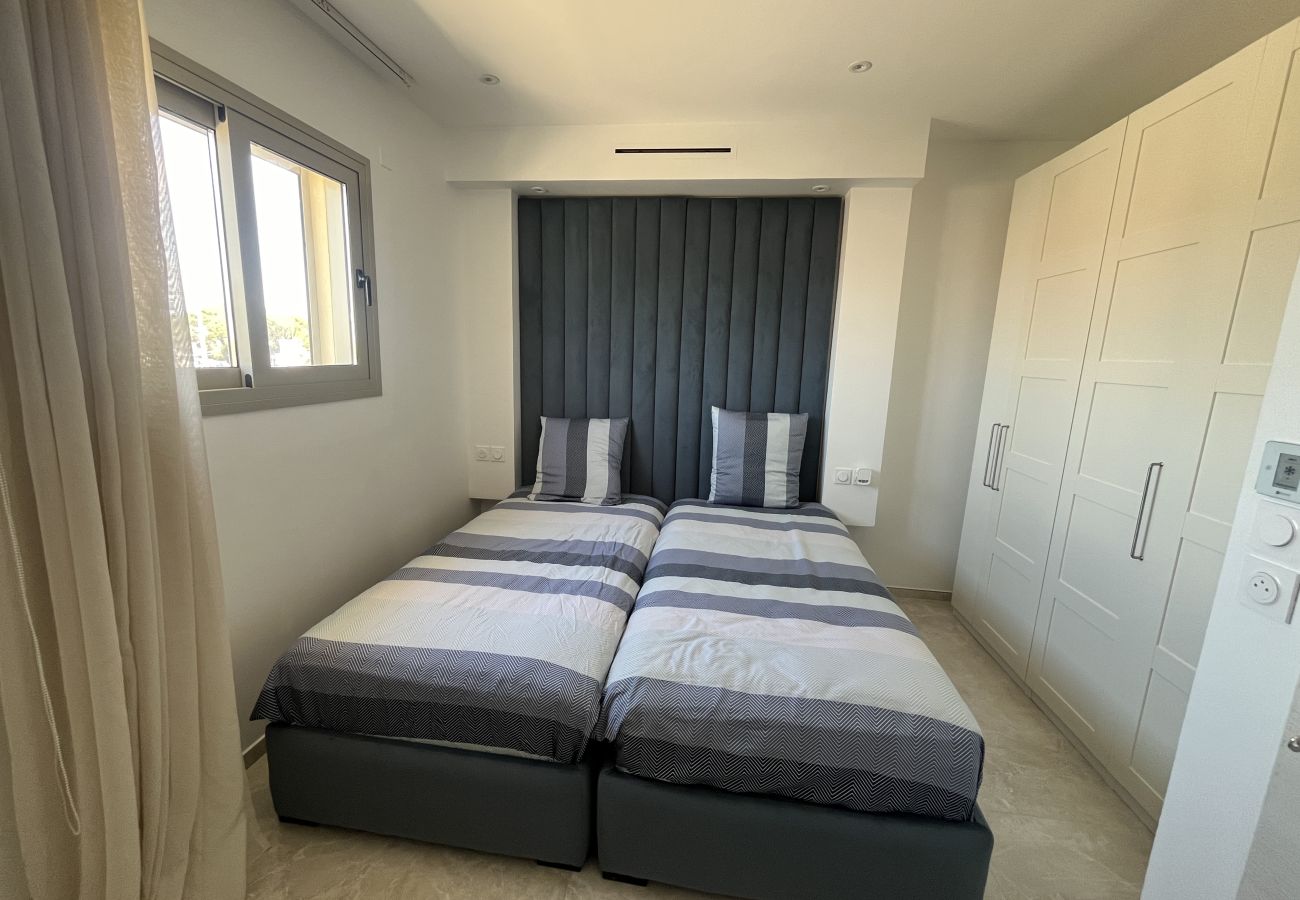 Villa à Fréjus - Villa neuve de 240m2, pestations luxe, piscine, 4 suites, grand confort, 10 mn des plages exceptionnel