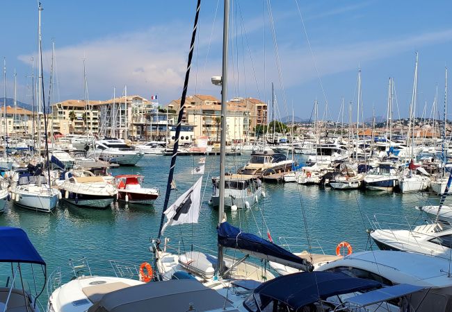 Appartement à Fréjus - CAP HERMES, Superbe vue port, 2/3 pièces, capacité 5/6 personnes, climatise, parking privatif, piscine et accès plages Appartement à Fréjus - CAP HERMES, Superbe vue port, 2/3 pièces, capacité 5/6 personnes, climatise, parking privatif, piscine et accès plages