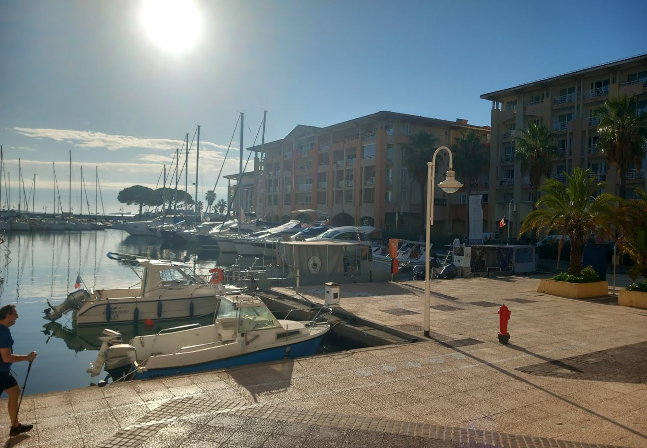 Appartement à Fréjus - Résidence CAP HERMES, grand T3 68m², 6 couchages, clim, Wifi, piscine et acces direct a la plage