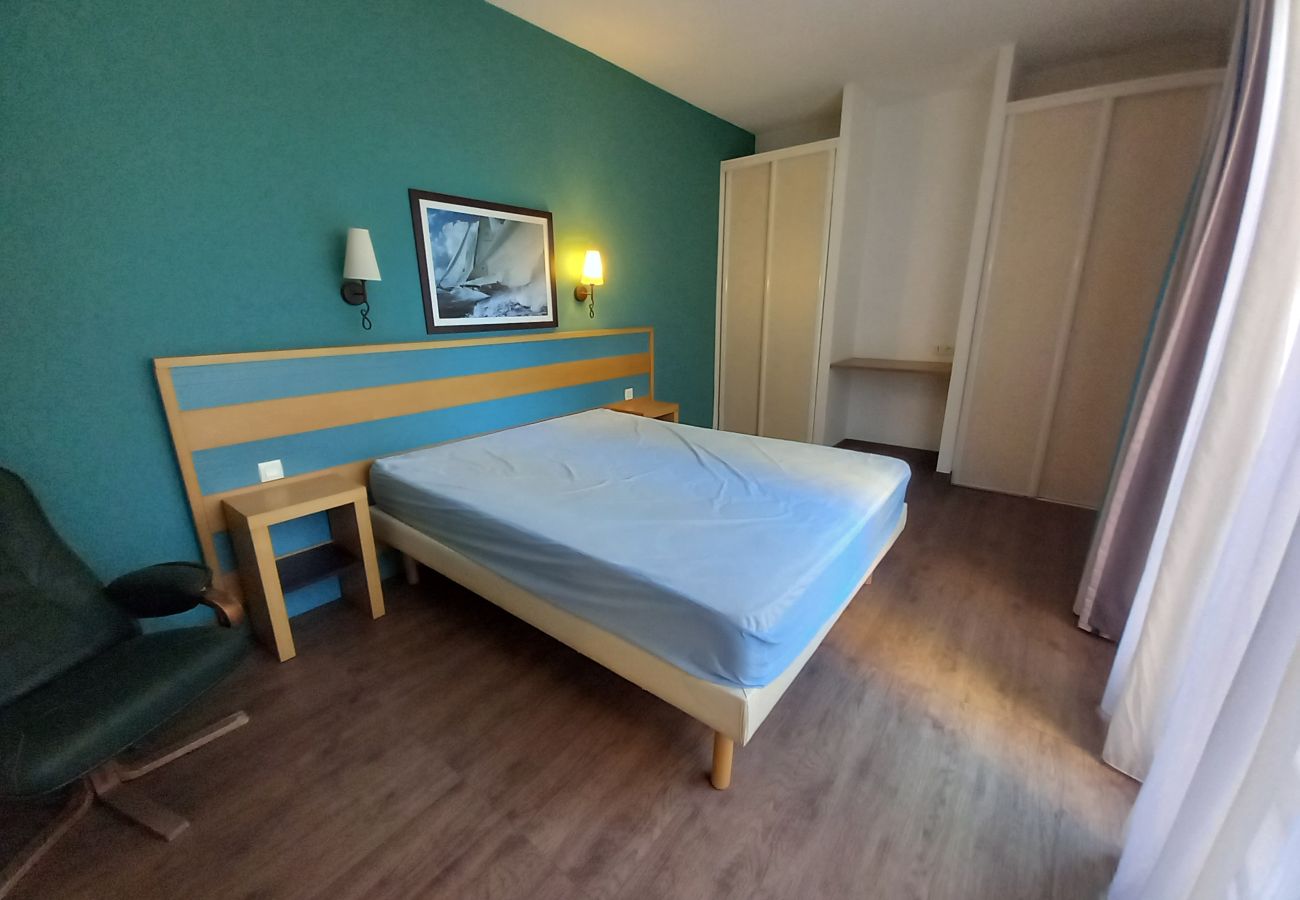 Appartement à Fréjus - Résidence CAP HERMES, grand T3 68m², 6 couchages, clim, Wifi, piscine et acces direct a la plage