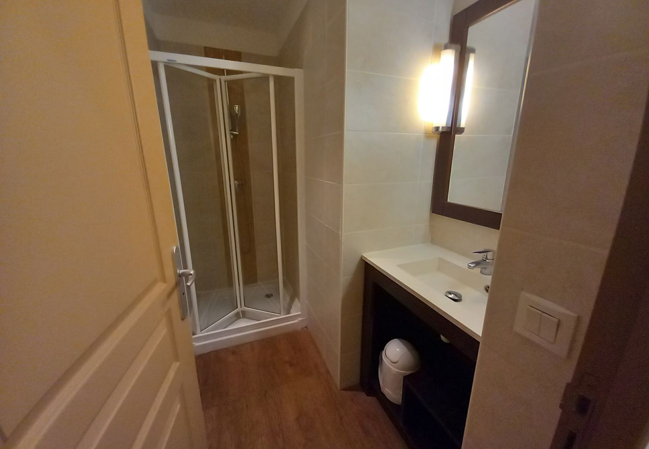 Appartement à Fréjus - Résidence CAP HERMES, grand T3 68m², 6 couchages, clim, Wifi, piscine et acces direct a la plage