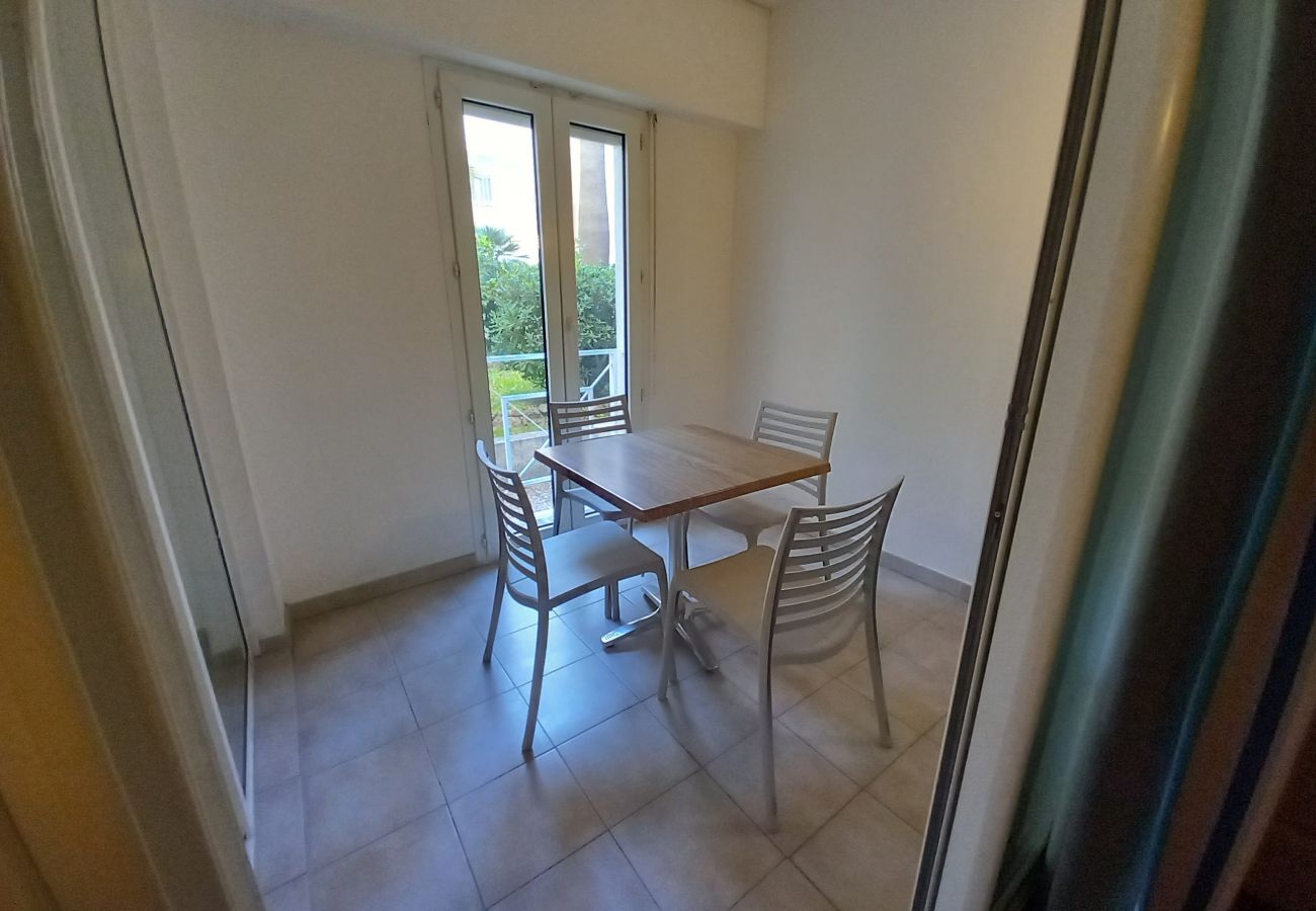 Appartement à Fréjus - Résidence CAP HERMES, grand T3 68m², 6 couchages, clim, Wifi, piscine et acces direct a la plage
