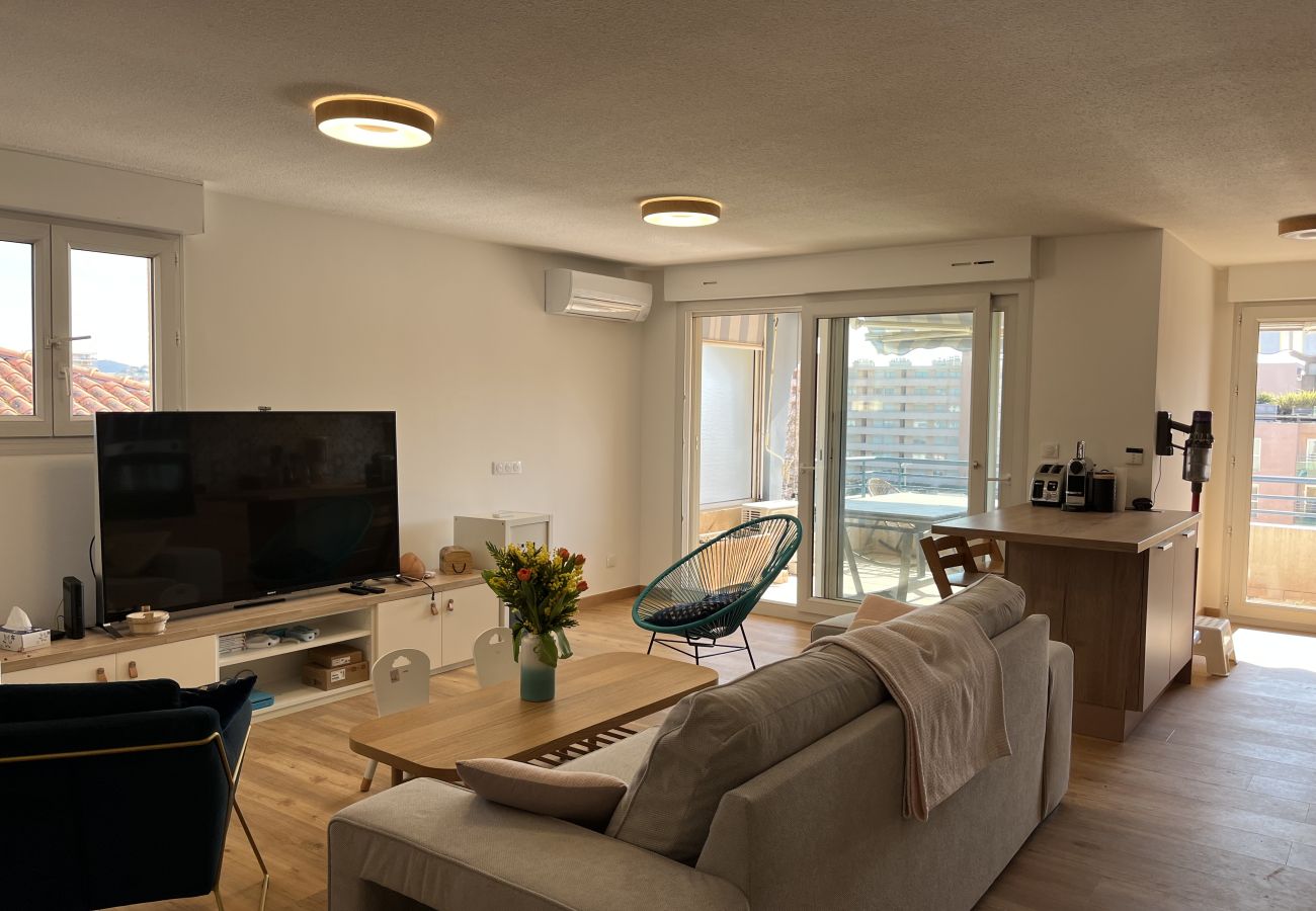 Appartement à Fréjus - PORT FREJUS, Rare à la location logement dernier étage, climatisé, état neuf, très belles prestations, pour 8 personnes, garage fermé