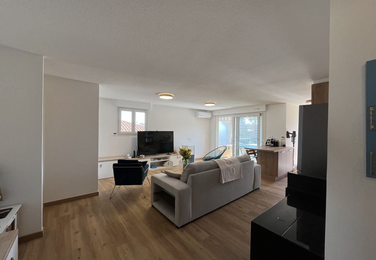 Appartement à Fréjus - PORT FREJUS, Rare à la location logement dernier étage, climatisé, état neuf, très belles prestations, pour 8 personnes, garage fermé