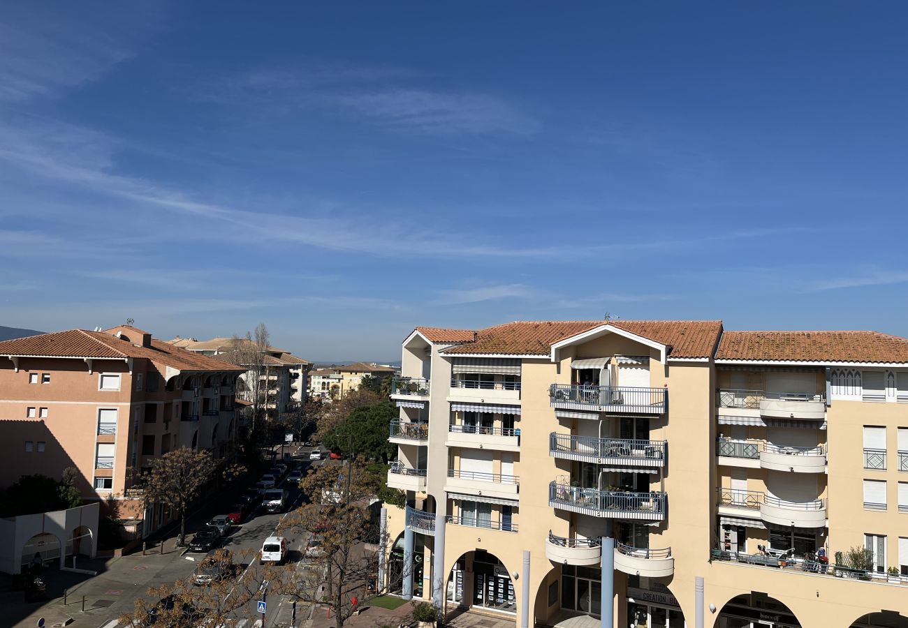 Appartement à Fréjus - PORT FREJUS, Rare à la location logement dernier étage, climatisé, état neuf, très belles prestations, pour 8 personnes, garage fermé